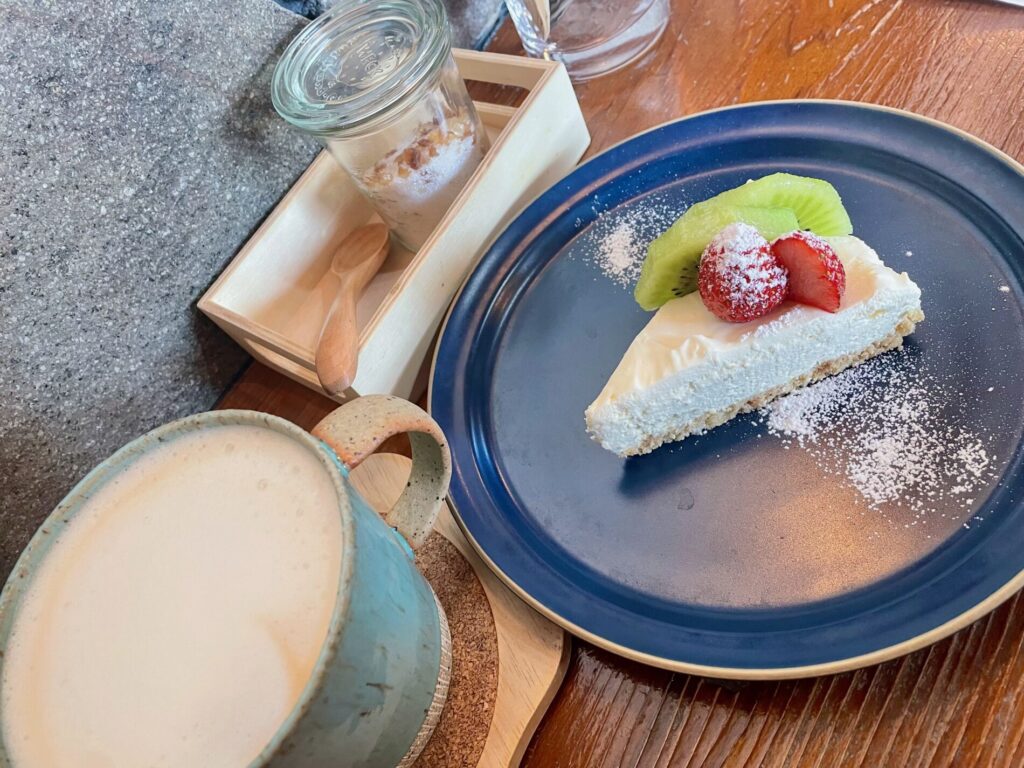 カフェラテとレアチーズケーキ
