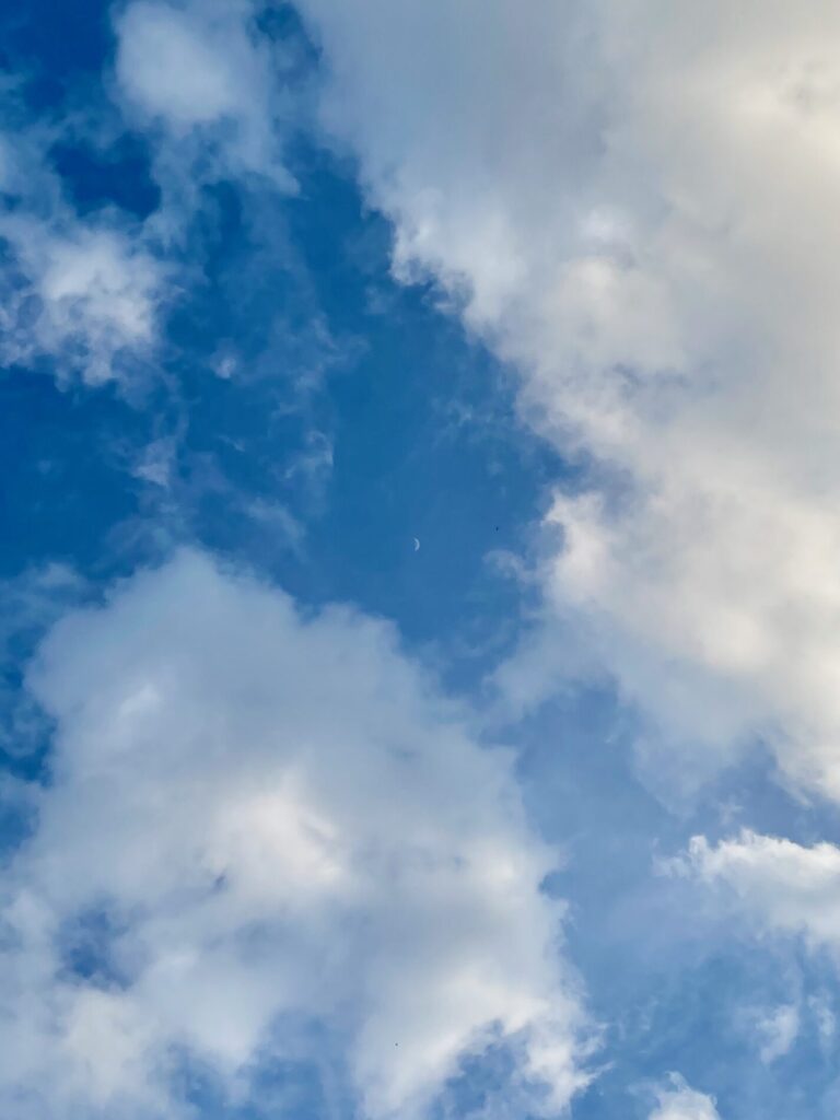 空と雲と三日月