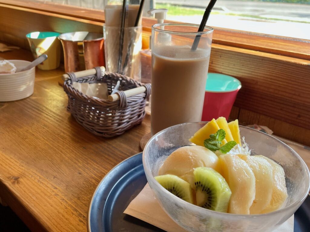 アイスロイヤルミルクティーと杏仁アラモード