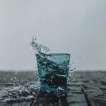 コップから溢れる水