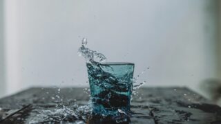 コップから溢れる水
