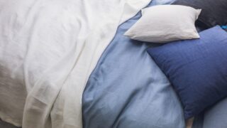 青系のベッド